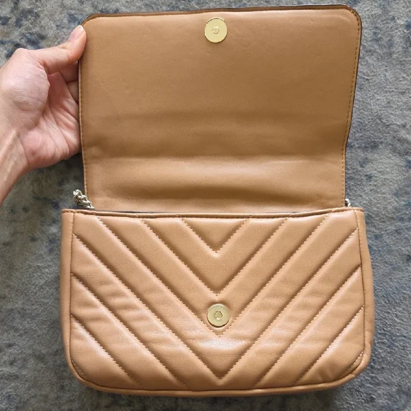 DKNY Quilted Beige Shoulder Bag with Gold Chain - Picture 4 of 5